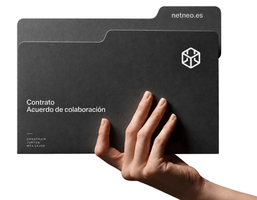 Una mano sosteniendo la carpeta del acuerdo de colaboración de Netneo