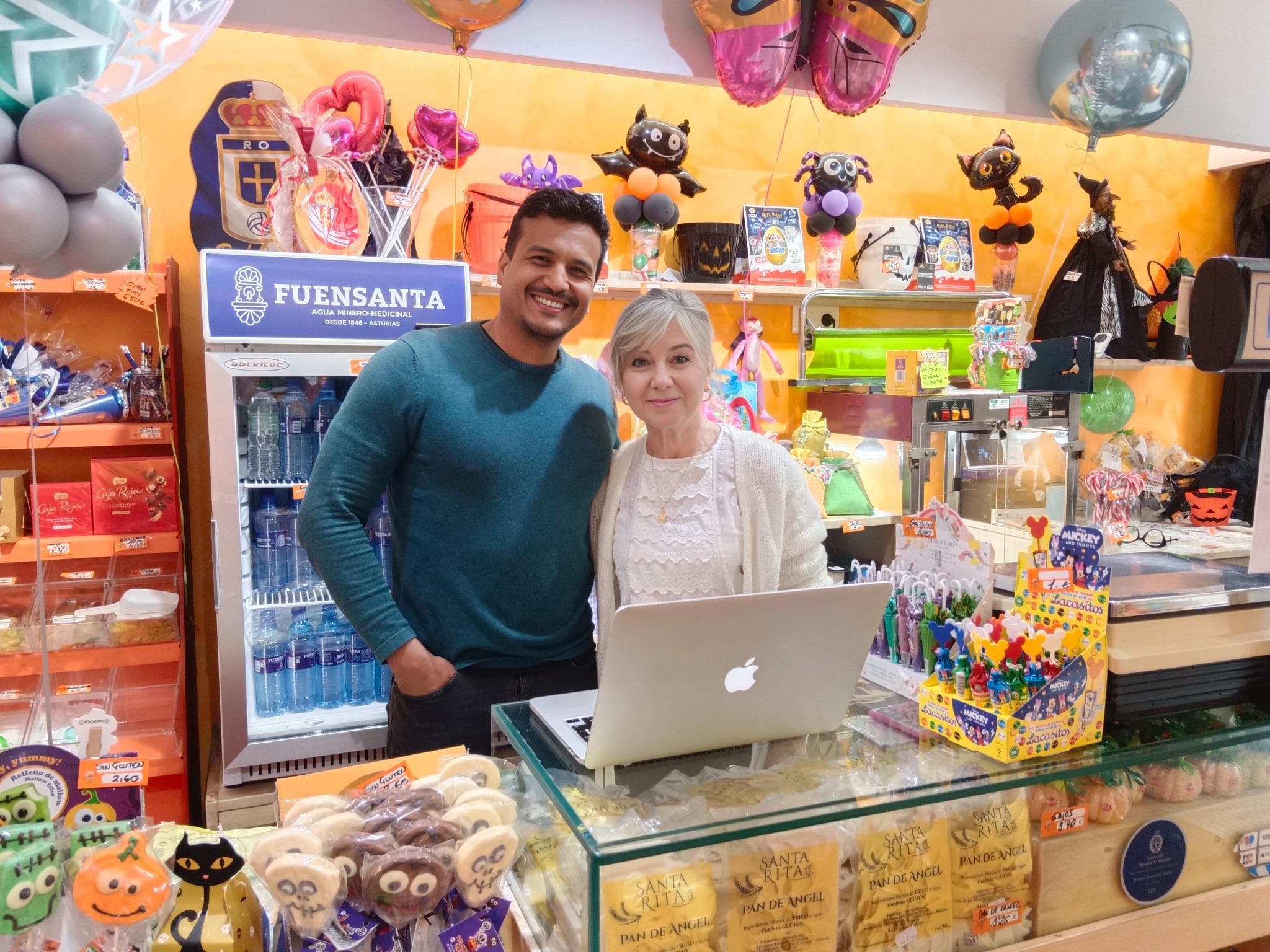 Graciela Burés y Mario Rivera Valverde detrás del mostrador de Caramelo, la tienda de golosinas de Graciela en Oviedo