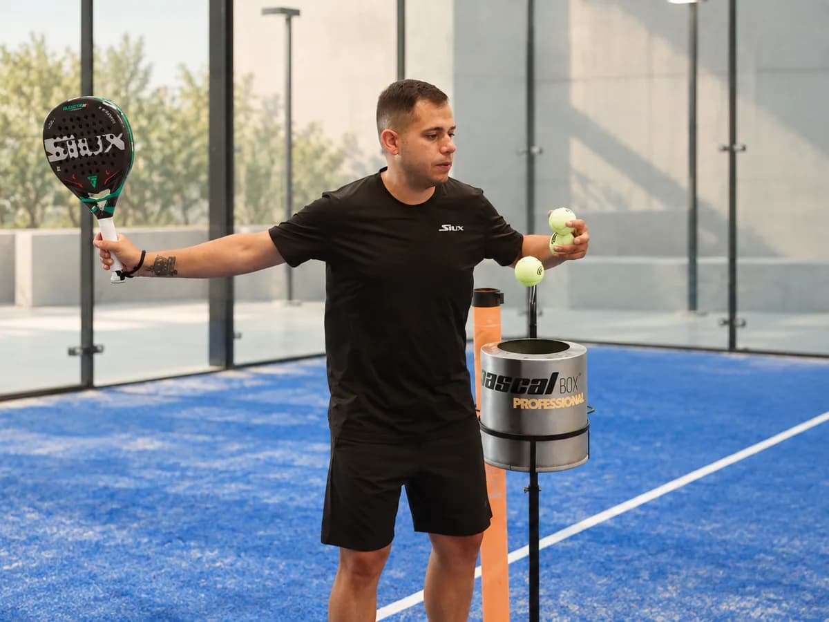 Mario, entrenador de RDA Pádel Academy en Oviedo, cliente de Netneo