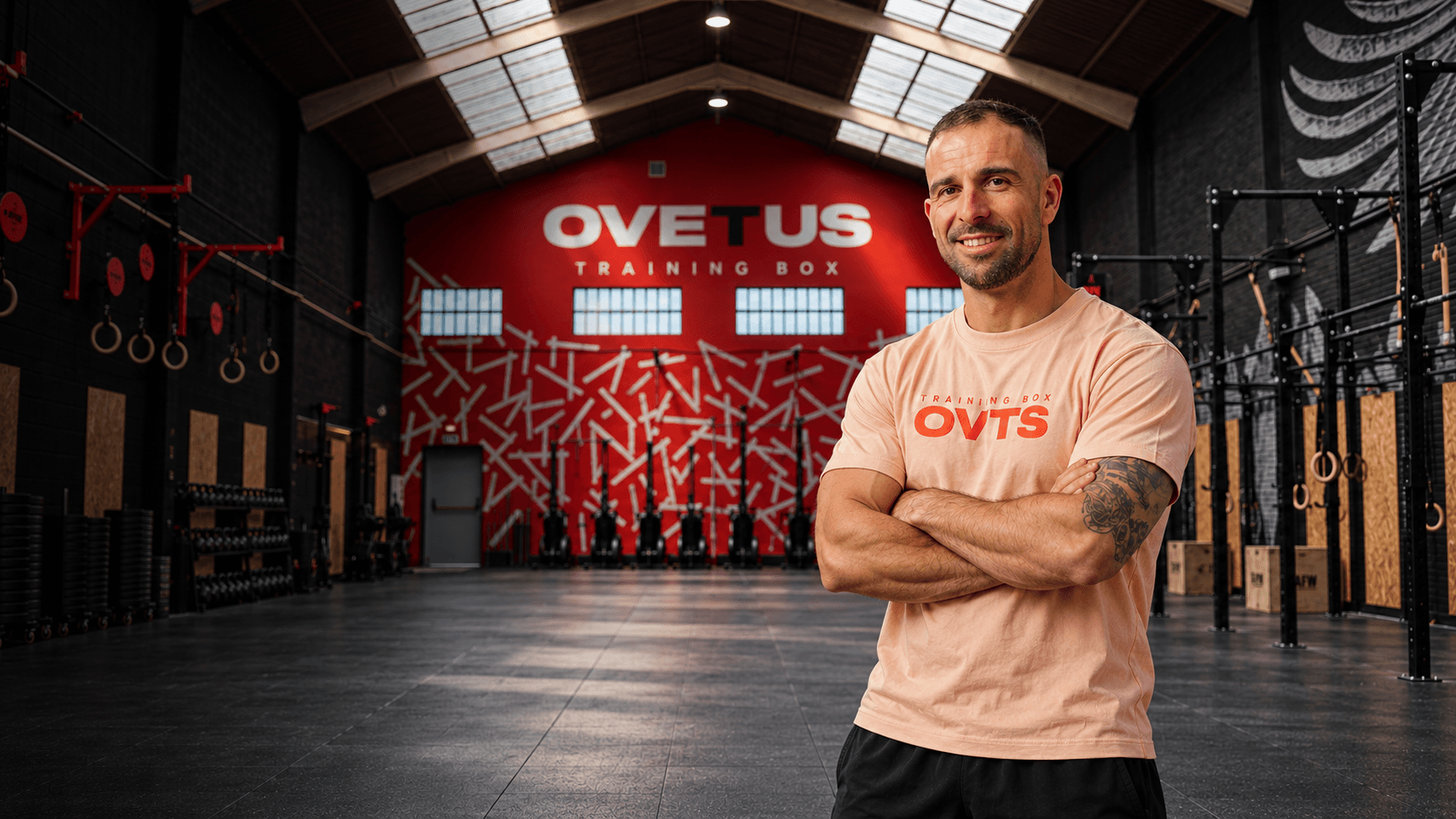 Ricardo Venegas, fundador de Ovetus Training Box, con los brazos cruzados en su box de Oviedo