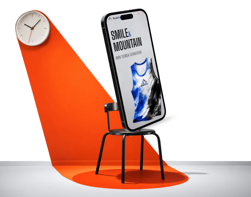 Un móvil sobre una silla bajo un foco naranja, con un reloj en la pared