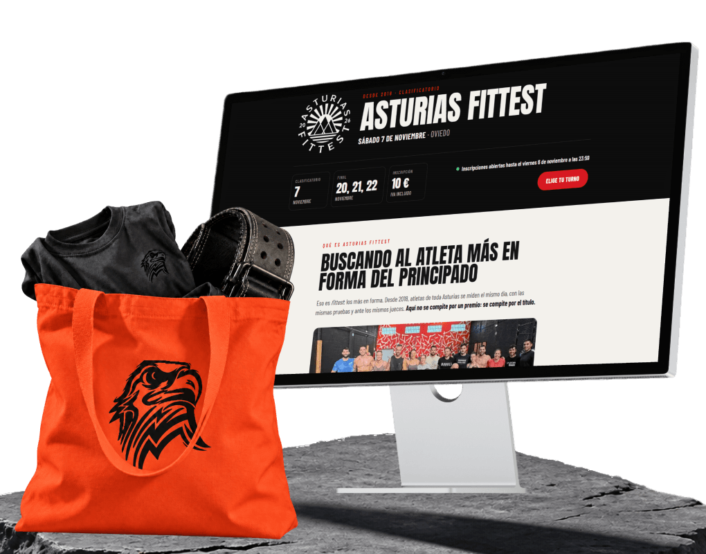 La web de inscripción de Asturias Fittest en un monitor, junto a una bolsa naranja del club con una camiseta y un cinturón de levantamiento