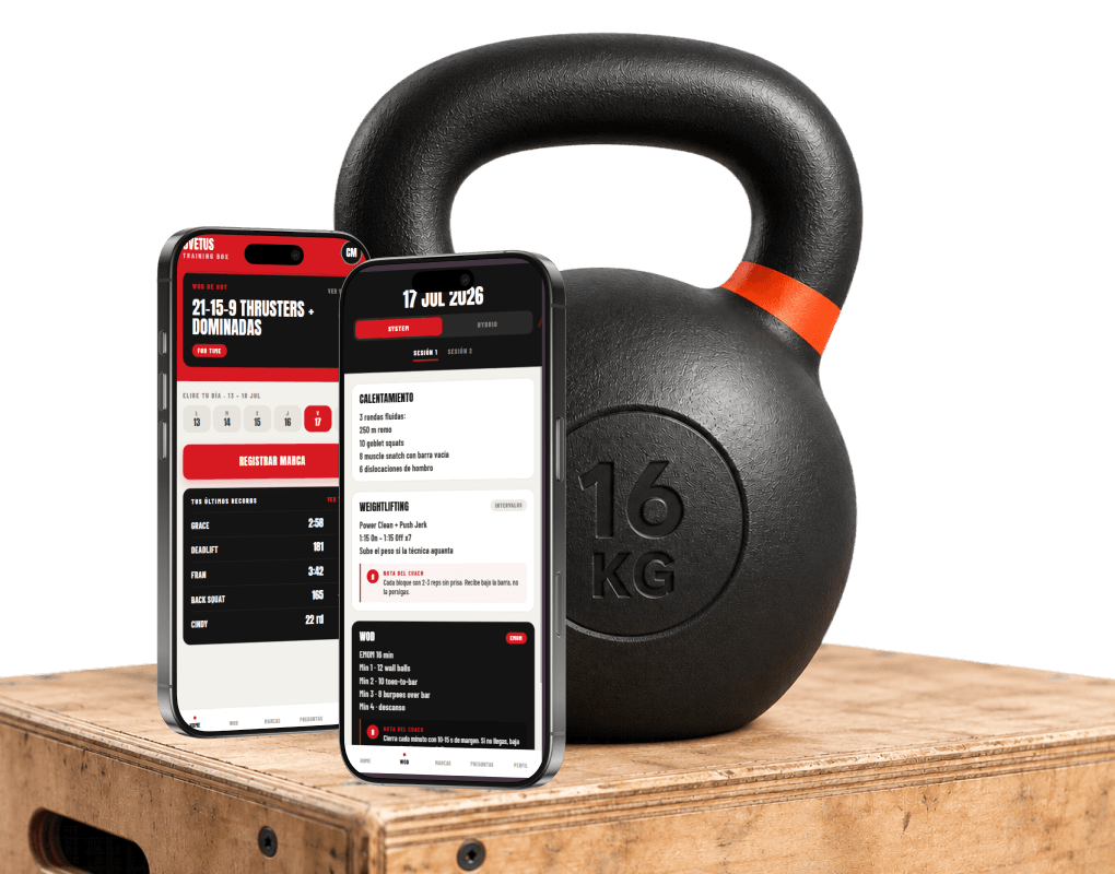 Dos móviles con la app de Ovetus Training Box, el entrenamiento del día y los récords, junto a una kettlebell sobre un cajón de madera